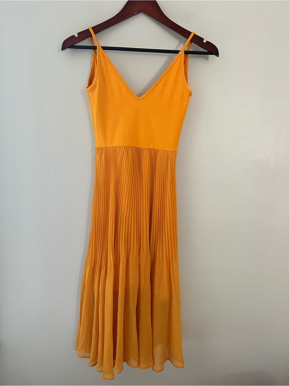 Wilfred Aritzia Spaghetti-Strap Cami Bodysuit Pleated Midi Dress Resort Date